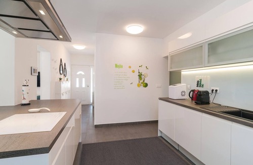 Zrnovnica House | Cozy home in Zrnovnica with WiFi