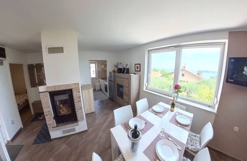 Crveni Vrh Apartment | Cozy house in Crveni Vrh near the sea