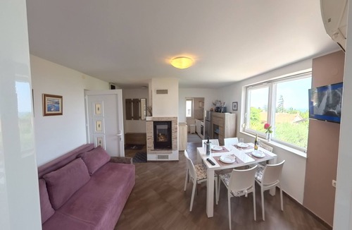 Crveni Vrh Apartment | Cozy house in Crveni Vrh near the sea