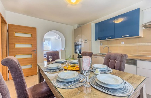 Kastel Stari Apartment | Cozy sea view apt. with heated pool and football court