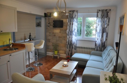 Zagreb Apartment | Cozy silver studio apartment