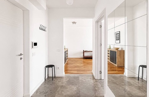 Oradea Apartment | Cozy Urbana Flat in Oradea with Private Parking Fast WiFi Self Check-in AC