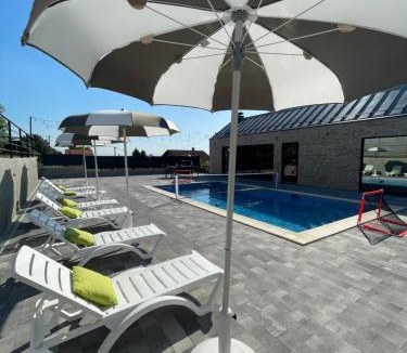 Dugo Selo Villa | das Klet - Modern Family Villa near Zagreb with Heated Pool & Free Parking