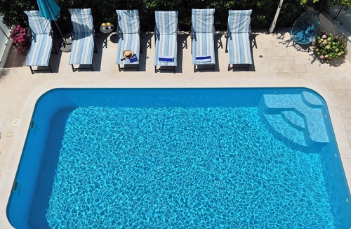 Kastel Novi Apartment | Deluxe 3-bedroom penthouse with pool 4-min walk to beach in Kaštel Novi