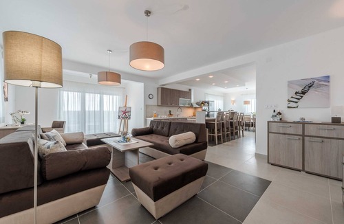 Debeljak Villa | Deluxe Four Bedroom Villa with Private Pool (Villa 4)