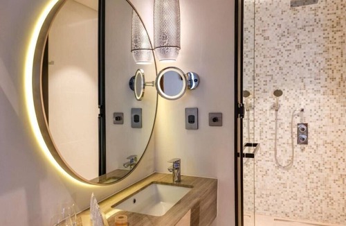 Garhoud Apartment | Deluxe Room Near GGICO Metro Station