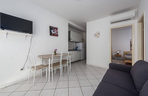 Lovrecica Apartment | Dog-friendly apartment just 60 metres from the beach with private parking, air conditioning, WiFi