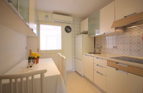 Mali Maj House | Dog-friendly holiday home with Mediterranean garden, just 650 metres from the beach