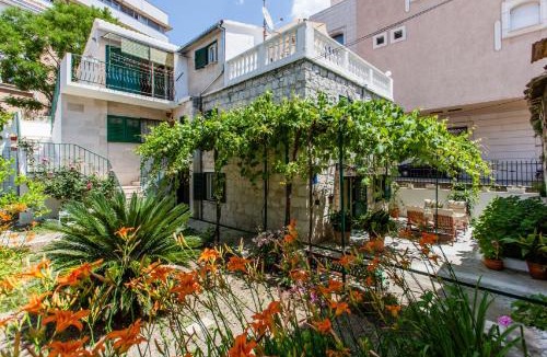 Split Apartment | Downtown Authentic Apartments