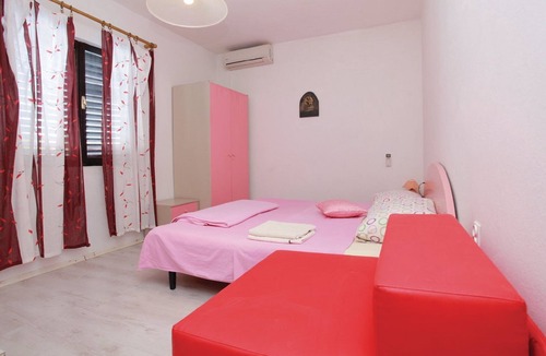Cove Tri Zala (Zrnovo) Hostel | Dragan's Den - Double Room with Private Bathroom