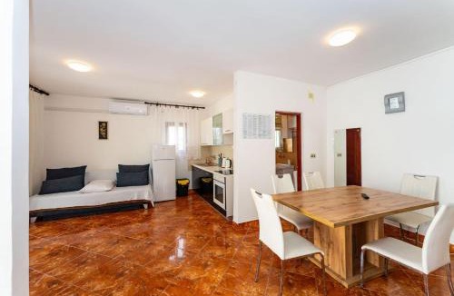 Zrce Apartment | Drazen Charming First Floor Apartment