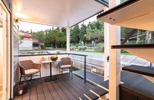 Seca Boat Rental | Dream houseboat by the sea with terrace