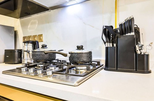 Discovery Gardens Apartment | Dubai Studio Retreat – Pool, Gym, Balcony & Queen Bed for Two