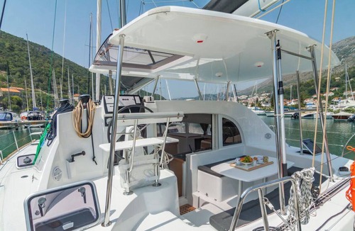 Komolac Boat Rental | Dubrovnik Delight: A Sun-Kissed Sailing Experience