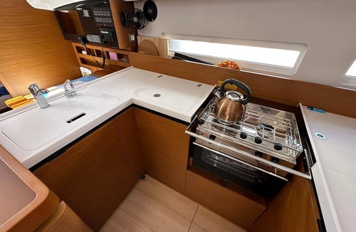Komolac Boat Rental | Dubrovnik Delight: A Sun-Kissed Sailing Experience