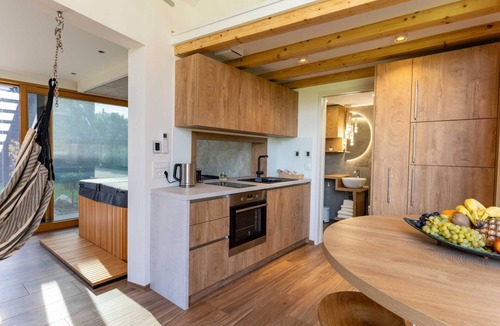 Sencur House | Elegant Warm Bliss Hideaway Escape Lodge - Holiday Home with Hot-Tub