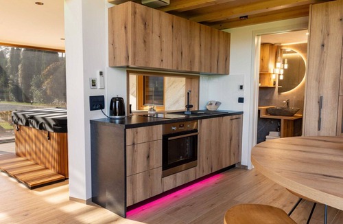 Sencur House | Elegant Warm Bliss Hideaway Escape Lodge - Holiday Home with Hot-Tub and Sauna