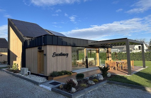 Sencur House | Elegant Warm Bliss Hideaway Escape Lodge - Holiday Home with Hot-Tub and Sauna