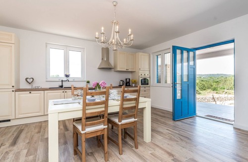Dragove House | "Ena" mit Blick auf das Wasser by Interhome