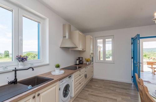 Dragove House | "Ena" mit Blick auf das Wasser by Interhome