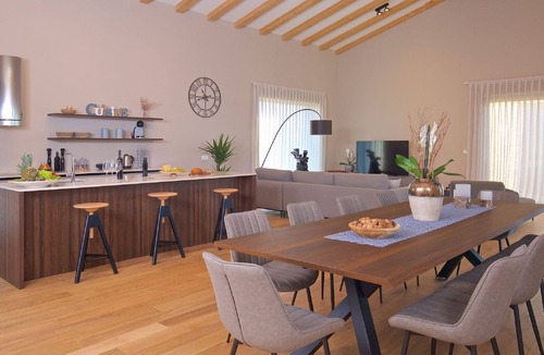 Brtonigla House | Enticing Holiday Home in Brtonigla with bubble bath