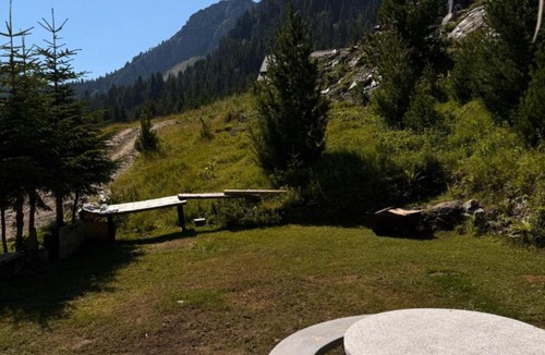 Donji Crnobreg Villa | Ereniku Alpine Cabin-Riverfront Escape