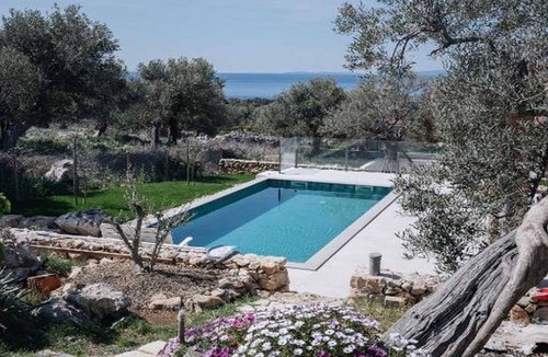 Jakisnica Villa | Experience Villa Kadila – Heated Pool & Sauna in a Timeless Olive Grove
