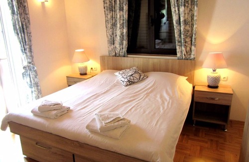 Cove Basina (Jelsa) Apartment | Family apartment for 4 people in a prime location, right on the beach