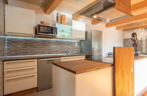 Piran House | Family-Friendly Serene Retreat Holiday Home - Four Bedroom Holiday Home with Terrace