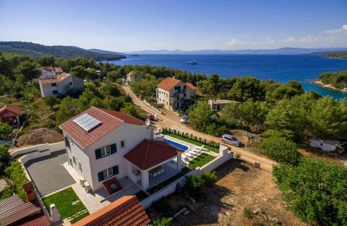Cove Osibova (Milna) Villa | Family Villa Makarac , Perfect Getaway with Heated Pool