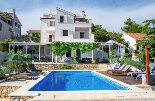 Sevid Villa | First-row seaside villa in Sevid with direct access to the Adriatic Sea