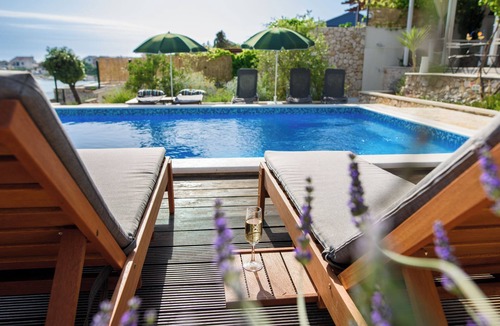Sevid Villa | First-row seaside villa in Sevid with direct access to the Adriatic Sea