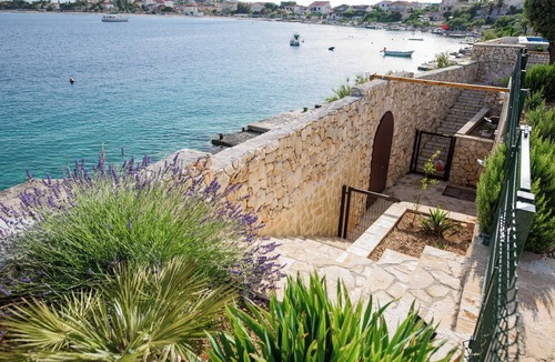 Sevid Villa | First-row seaside villa in Sevid with direct access to the Adriatic Sea