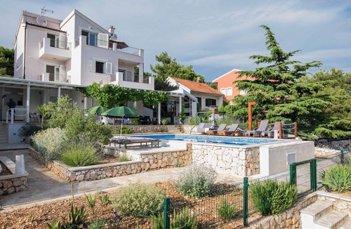 Sevid Villa | First-row seaside villa in Sevid with direct access to the Adriatic Sea