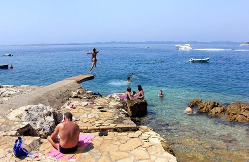 Zdrelac Apartment | Four-bedroom apartment near beach Ždrelac, Pašman (A-8405-b)