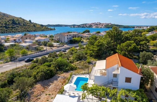 Podglavica House | Four Bedroom Villa with Terrace and Outdoor Pool