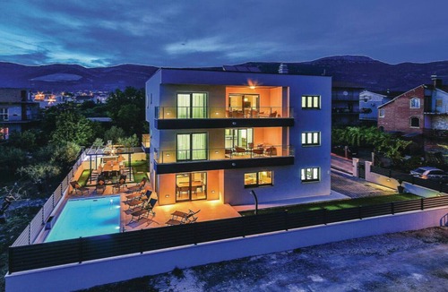 Kastel Novi House | Fully equiped home with 8 bedrooms and private HEATED pool. 300m from the beach