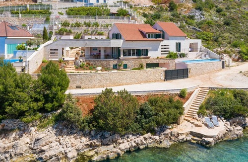 Bobovisca Villa | Fully Serviced Beachfront Extravagance- Heated Pool, Jacuzzi, Mesmerizing Sunset
