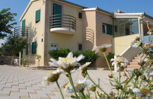 Grohote House | Geräumige Ferienvilla mit Pool und Meerblick by Interhome