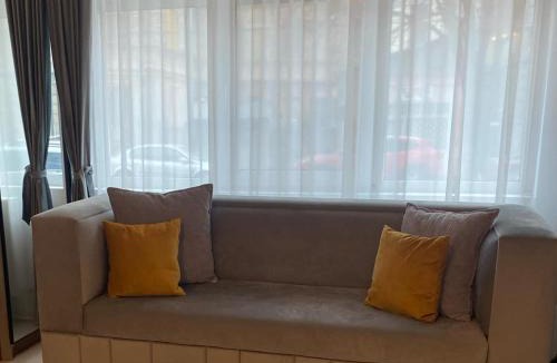 Braila Apartment | Glamorous Two