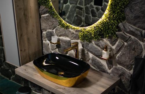 Vinica House | Golden Pinpoint