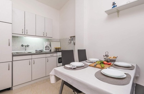 Povljana Apartment | Gorgeous apartment in Povljana with WiFi