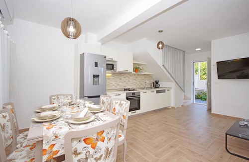 Drvenik House | Gorgeous home in Drvenik with WiFi