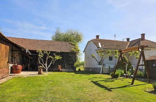 Ferdinandovac House | Gorgeous home in Ferdinandovac with WiFi