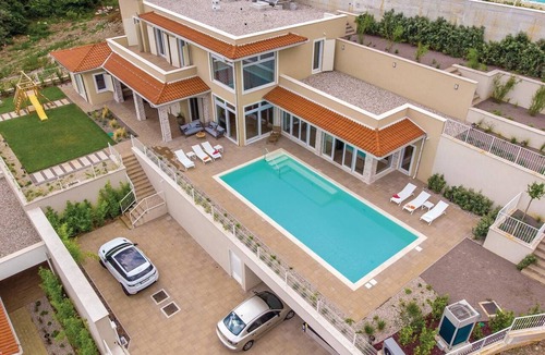 Veprinac House | Gorgeous home in Veprinac with sauna