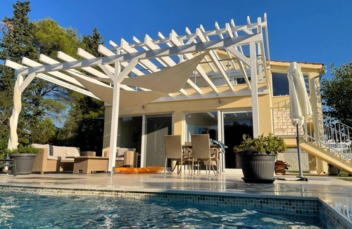 Bilice House | Great holiday home with 2 units and priv. Pool- 250m to the water