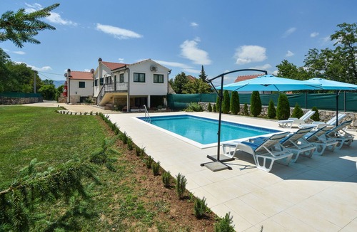 Trilj House | Green Oasis w/Swimming pool + Grill house