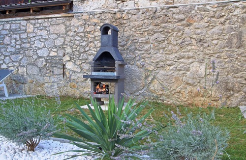 Brinje House | Guesthouse in heart of Lika county with view to the Sokolac castle