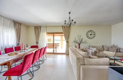 Ludbreg Apartment | Hedonistic Vineyard Estate With Hot Tub - Happy Rentals