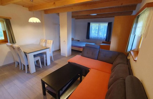 Polzela House | Hiška ob gozdu